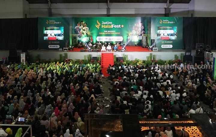 Sukses Ramaikan Jatim Halal Festival di Surabaya, Berikut Sederet Ulama dan Tokoh yang Hadir Suasana Jatim Halal Fest (JHF) di hari kedua, dengan penampilan dari Syubbanul Muslimin. (Sumber foto: Instagram Halal.fest)