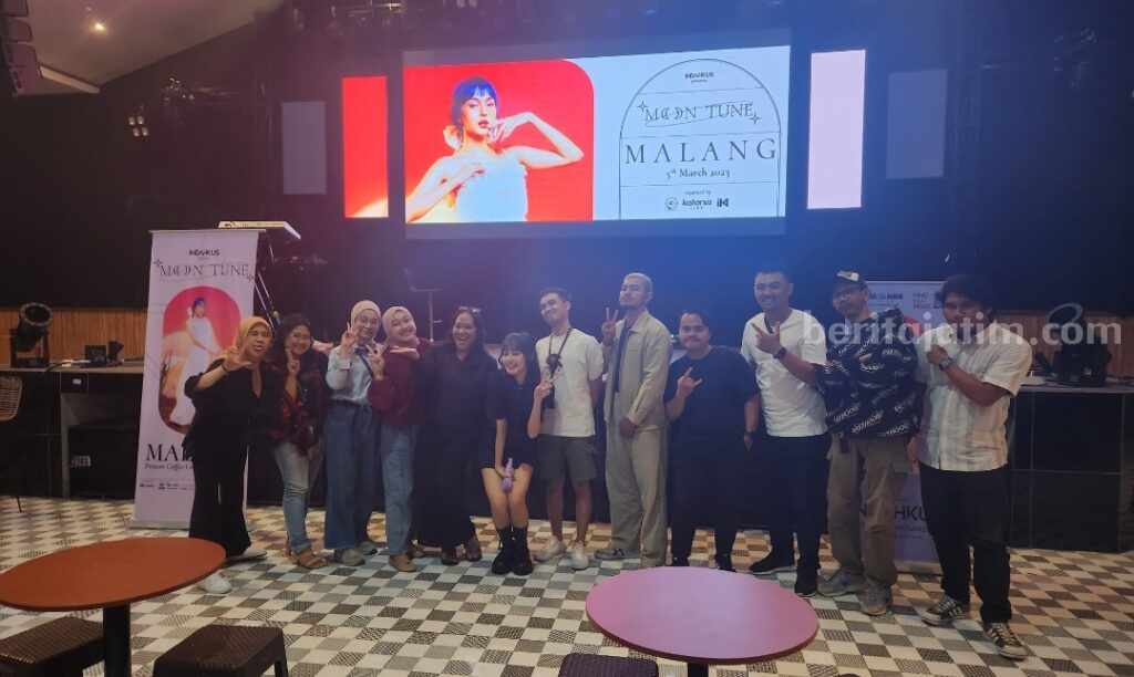 Foto bersama Indahkus, manajer, dan wartawan kota Malang (Foto: Afnani/beritajatim.com)