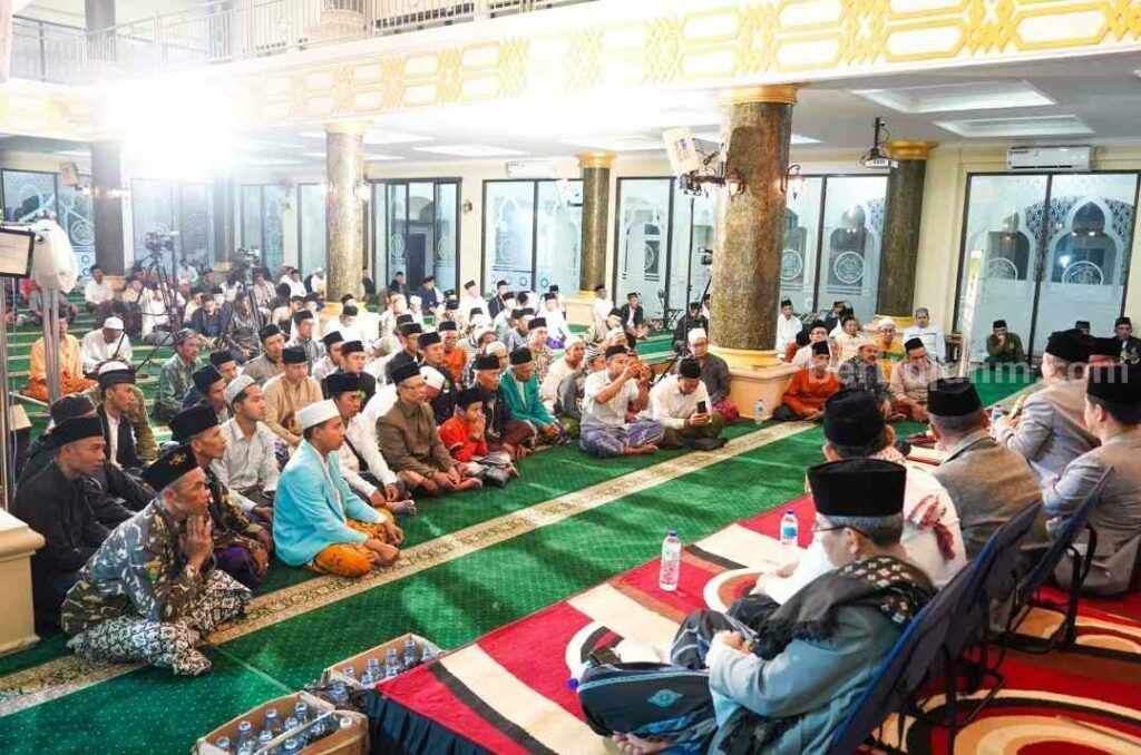 Gus Miek saat Semaan Al Qur'an dan Dzikrul Ghofilin Jantiko Mantab (Foto: Humas Unisma)