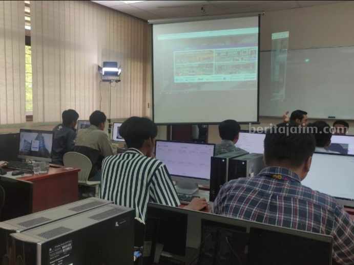 Proses belajar mengajar di kampus PENS
