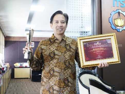 Rektor ITS Prof Mochamad Ashari menerima piagam dan penghargaan sebagai Best University Leaders di ajang Obsession Awards 2023