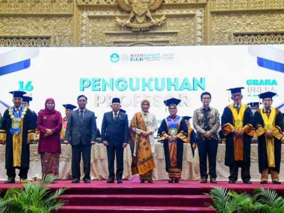 Unesa Kukuhkan Putri Wapres RI Maruf Amin Sebagai Guru Besar Ilmu Hukum dan Bisnis Halal Pengukuhan Guru Besar Unesa Bidang Ilmu Hukum dan Bisnis Halal di Graha Unesa Surabaya