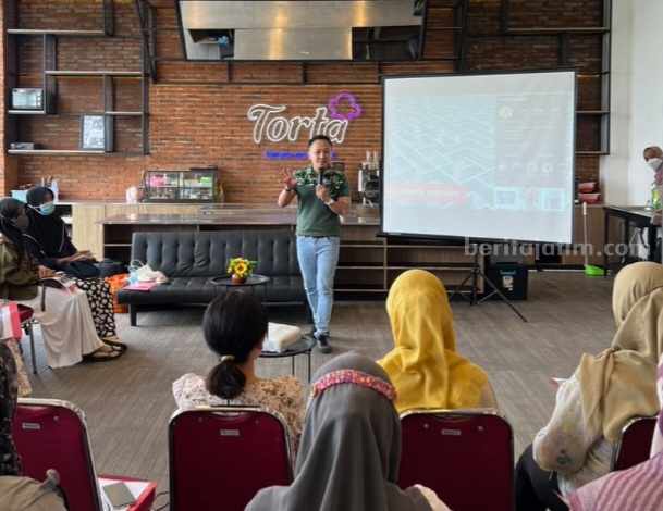 Dosen International Business Management UC Surabaya, Charly Hongdiyanto memberikan pelatihan 33 UMKM di Tulungagung