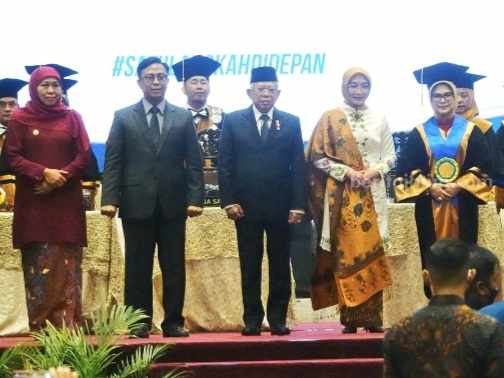 Khofifah Apresiasi Orasi Ilmiah Putri Wapres Ma’ruf Amin Pengukuhan Guru Besar Unesa Bidang Ilmu Hukum dan Bisnis Halal di Graha Unesa Surabaya