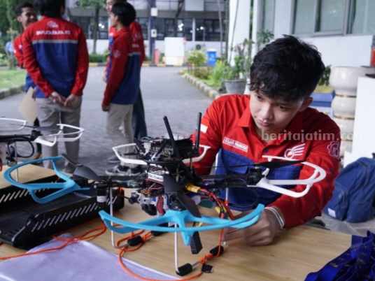 ITS Surabaya Luncurkan Robot Baru, Siap Pertahankan Juara di Singapura Peluncuran tiga robot drone tim Bayucaraka ITS Surabaya