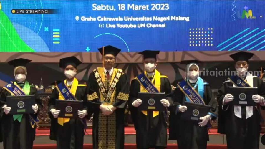 Para wisudawan terbaik UM bersama Rektor (Foto: Istimewa)