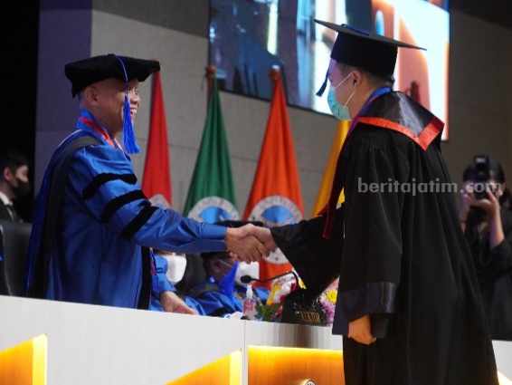 UK Petra Surabaya Wisuda 516 Mahasiswa, Begini Pesan Rektor Proses Wisuda ke-83 Universitas Kristen (UK) Petra di Auditorium Gedung Q