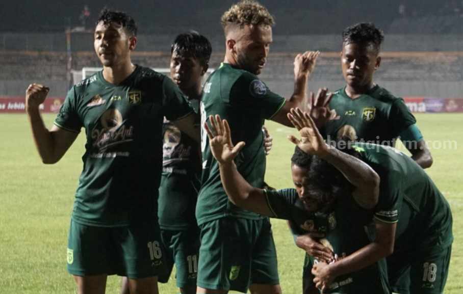 Persebaya Jamu Arema FC di GBT, Walikota Beri Lampu Hijau Persebaya Surabayasaat bertanding di Stadion Gelora Joko Samudro, Gresik. (Way)