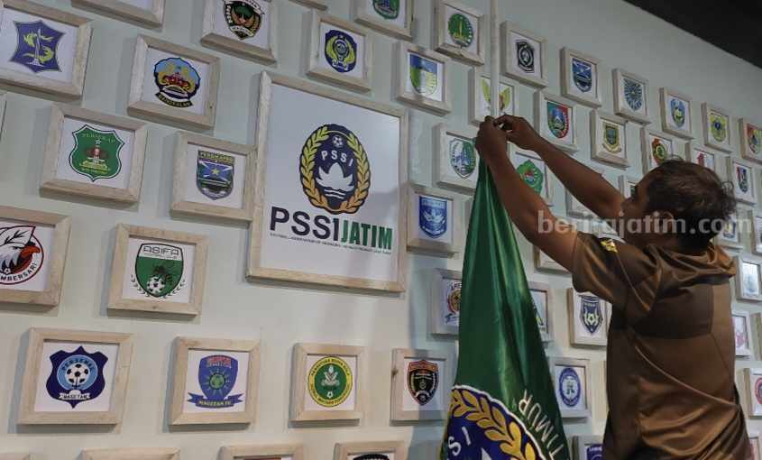 Karyawan PSSI Jatim tengah mengibarkan bendera setengah tiang di kantor Aprov jalan Ketampon, Surabaya. (Way)