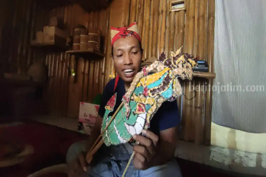 Syukron Makmur Sulap Anyaman Bambu Jadi Tokoh Wayang