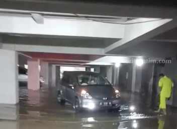 Parkiran basement RSUD dr Soeroto Ngawi yang sudah direndam banjir, Kamis (2/3/2023)