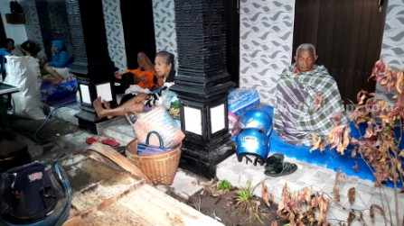 Ngawi Banjir, Warga Mengungsi di Kamar Mandi Umum Wadga Kelurahan Karangtengah, Kecamatan/Kabupaten Ngawi yang mengungsi di teras rumah tetangga, Kamis (2/3/2023)