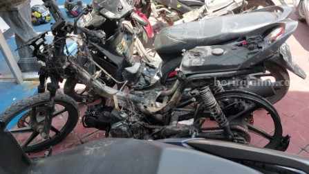 Oknum Perguruan Silat Keroyok Belasan Pemuda Ngawi, 7 Motor Rusak, 2 Terbakar Kondisi motor milik Lin, korban pengeroyokan di Hutan Sanggrahan, Banyuurip, Ngawi, Jawa Timur, Minggu (5/3/2023)