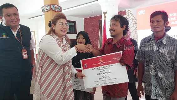 Ina Ammania Serahkan Bantuan Kemensos pada 489 Penerima Manfaat di Ngawi Anggota Komisi VIII DPR RI Ina Ammania saat memberikan bantuan modal usaha pada salah satu penerima manfaat Heri Cahyono di Pendapa Wedya Graha, Jumat (17/3/2023) (foto: Fatihah Ibnu Fiqri/beritajatim.com)
