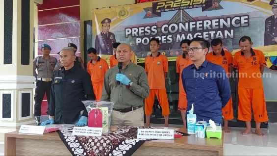 Judi Togel dan Remi, 6 Pria di Magetan Bakal Lebaran di Tahanan Kasat Reskrim Polres Magetan AKP Rudy Hidajanto saat gelaran pers rilis di Lobby Mako Polres Magetan, Selasa (21/3/2023)