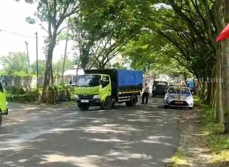 Truk ODOL Wonogiri Melintas Parang Magetan, Hanya Disuruh Putar Balik Truk Odol asal Wonogiri Jawa Tengah diputar balik petugas Dishub saat akan memasuki wilayah Kecamatan Parang, Kabupaten Magetan, Selasa (21/03/2023).