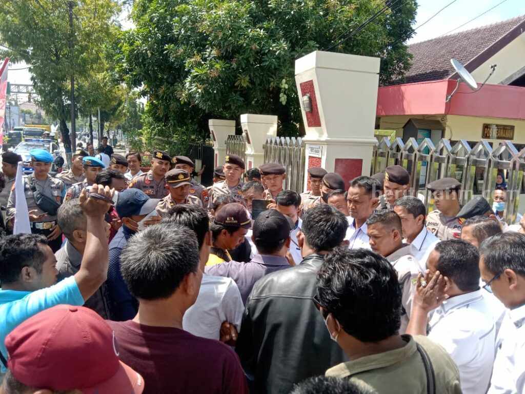 Belasan Aktivis Sampang Geruduk Pengadilan Negeri Demontrasi mengawal kasus penganiayaan dan dugaan percobaan pembunuhan anggota LSM di depan kantor Pengadilan Negeri Sampang (Foto: Zamachsari/beritajatim.com)