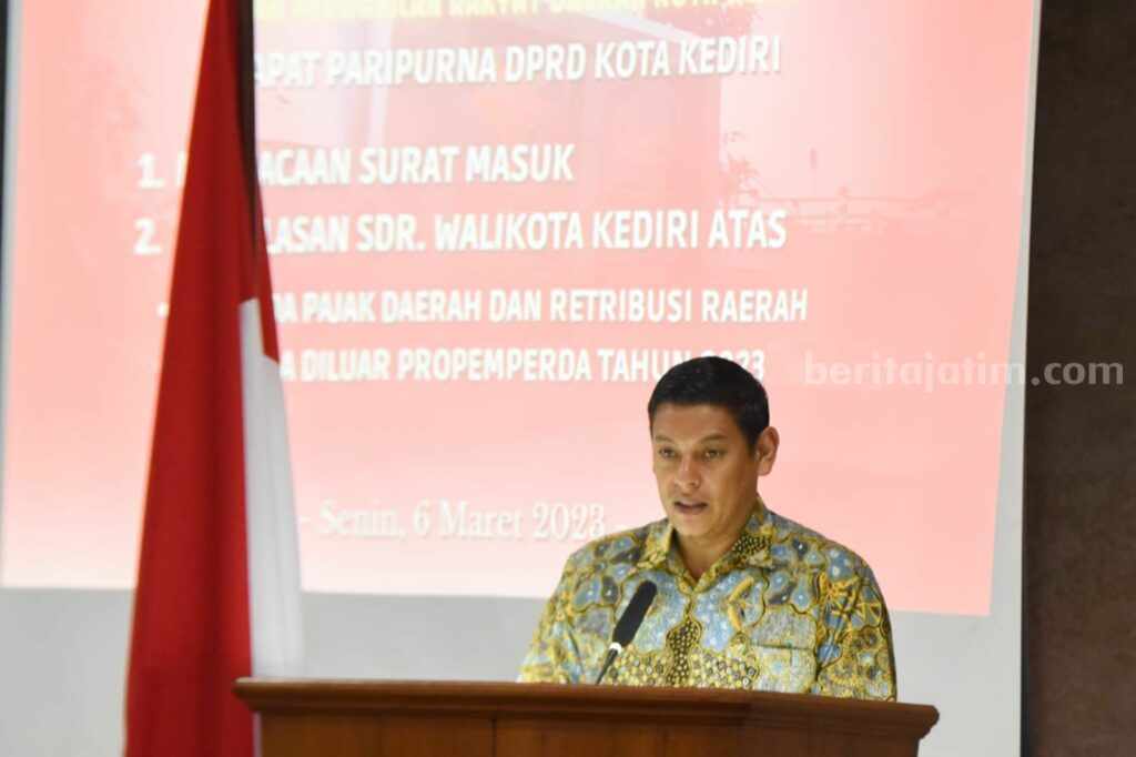 Wali Kota Kediri Beri Penjelasan Raperda Tentang Pajak Daerah dan Retribusi Daerah