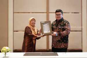 Bupati Kediri Hanindhito Himawan Pramana atau biasa disapa Mas Dhito menerima secara langsung dokumen persetujuan subtansi Rancangan Detail Tata Ruang (RDTR)
