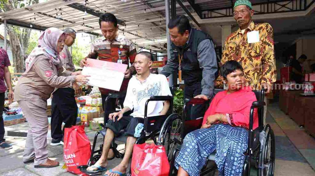 Kemensos serahkan bantuan kepada lansia dan kelompok rentan Nganjuk