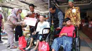 451 Lansia, Anak dan Kelompok Rentan di Nganjuk Terima Bantuan Kemensos Kemensos serahkan bantuan kepada lansia dan kelompok rentan Nganjuk