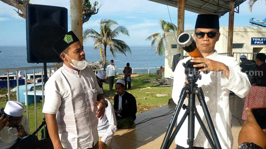 Persiapan Rukyatul Hilal yang berlangsung di Markaz Tanjung Kodok Lamongan (Foto: A. Thoriq Hidayatullah/beritajatim.com)