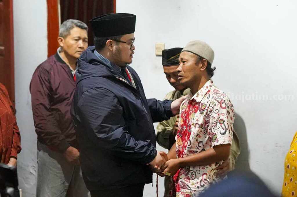 Dikunjungi Bupati Kediri, Ortu Bocah Hanyut Pegangi Tasbih WhatsApp Image 2023-03-28 at 09.35.21_11zon
