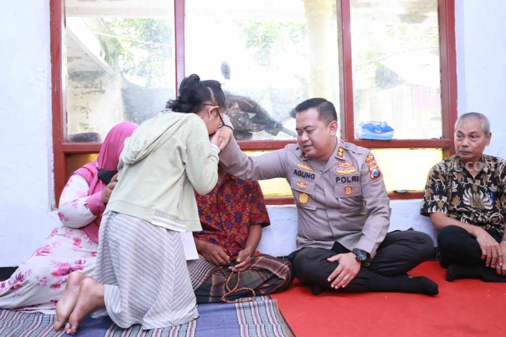 Kunjungi Ortu 2 Bocah Hanyut, Kapolres Kediri Sampaikan Ini WhatsApp Image 2023-03-30 at 19.58.29