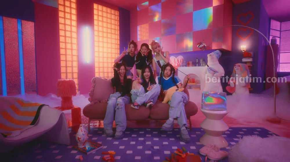 Tangkapan layar MV Young, Dumb, Stupid milik NMIXX. (Sumber: YouTube/JYP Entertainment)