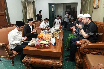Gus Ali Doakan AHY Agar Bermanfaat Bagi Indonesia AHY dan jajaran pengurus Partai Demokrat sowan ke Pesantren Progresif Bumi Shalawat Lebo Sidoarjo yang diasuh KH Agoes Ali Masyhuri