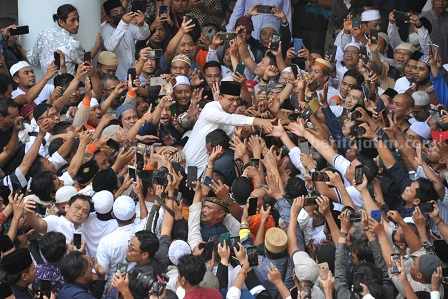 Anies Baswedan disambut pendukungnya