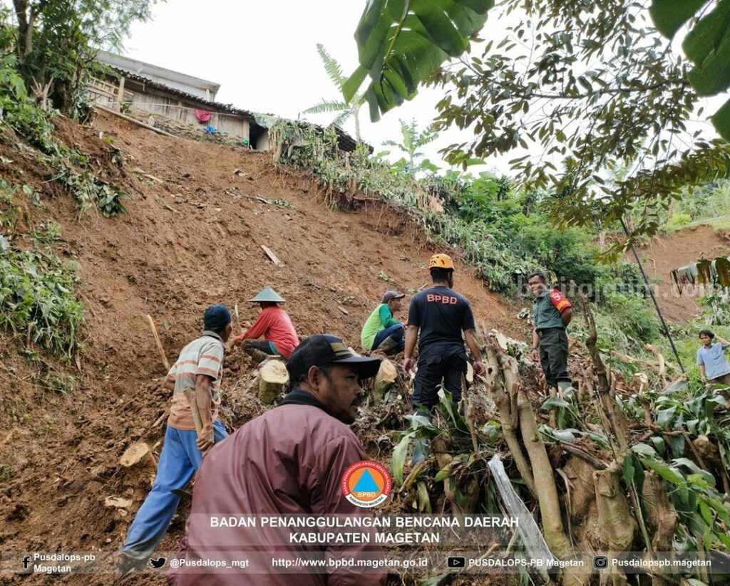 Warga Desa Gonggang, Poncol, Magetan saat melakukan pembersihan material longsor, Rabu (1/3/2023)