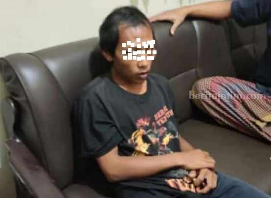 Pelaku saat diinterogasi petugas Polsek Bandarkedungmulyo Jombang