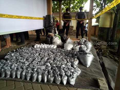 Polda Jatim Sita 231 Kilogram Bubuk Mercon, 2 Pelaku Buron foto beritajatim