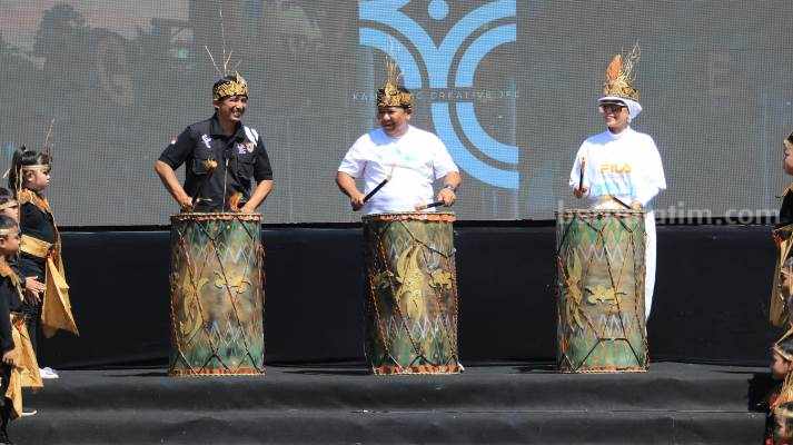 Bupati Hendy: Kampung Kreatif JFC Pintu Masuk Melihat Jember cilik Kampung Kreatif Jember Fashion Carnaval (JFC) resmi dibuka Bupati Hendy Siswanto dan Wakil Bupati Muhammad Balya Firjaun Barlaman, di Kabupaten Jember, 10 Maret 2023