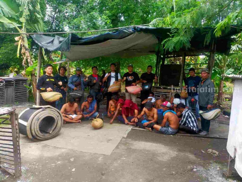 Polisi Gresik mengamankan 17 orang pelaku judi sabung ayam serta menyita 31 motor.