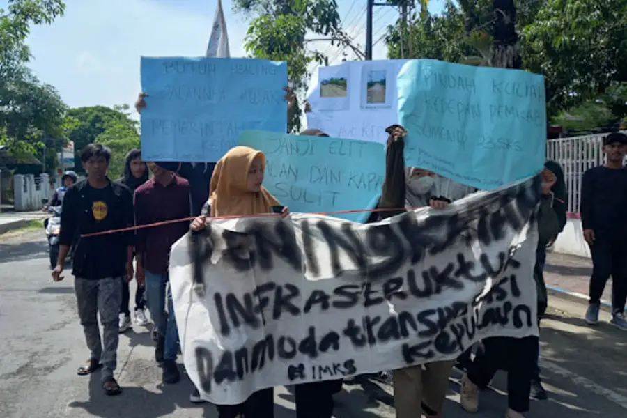 Pulau Kangean Sumenep Digerujuk DAK Perbaikan Jalan Rp7 M demo mahasiswa kangean