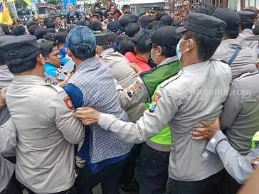 Demo Mahasiswa Tagih Janji Politik Bupati Jombang Berujung Ricuh