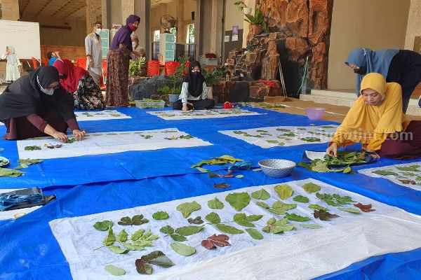Wanita Tuban Cuan dari Bisnis Ecoprint, Sampai Ekspor ke Jepang ecoprint tuban