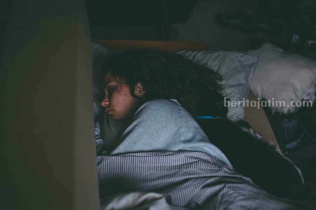 Ilustrasi seorang yang tidur setelah sahur. (Pexels)