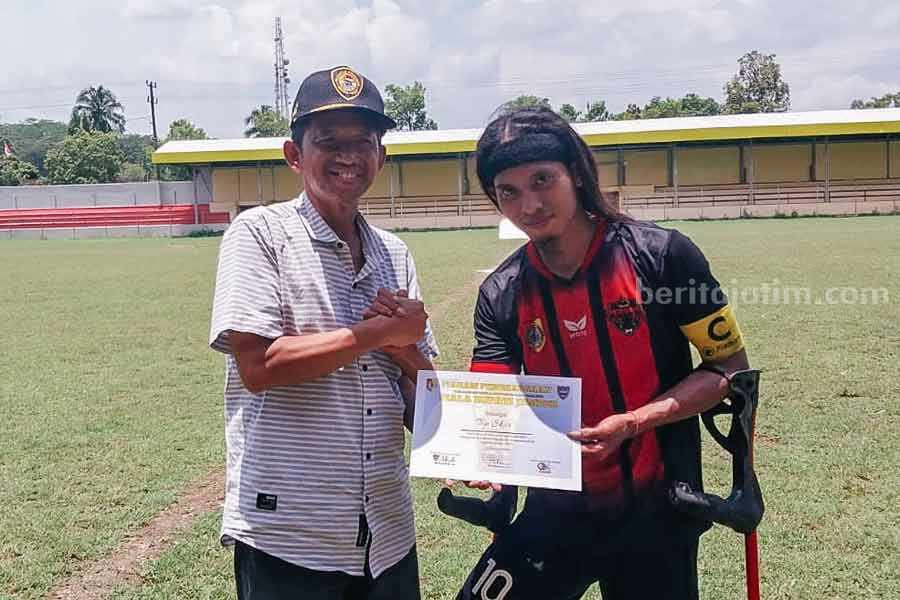 Muhammad Shiddiq Bahiri, gelandang serang Persaid (kanan) dan Kepala Dinas Kepemudaan dan Olahraga Jember