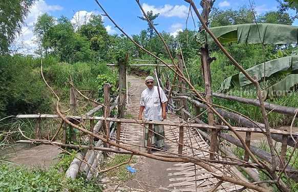 Debit Sungai Konto Makin Tinggi, Jembatan Darurat di Jombang Ditutup jembatan darurat