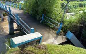 Pondasi jembatan yang amblas tergerus air sungai