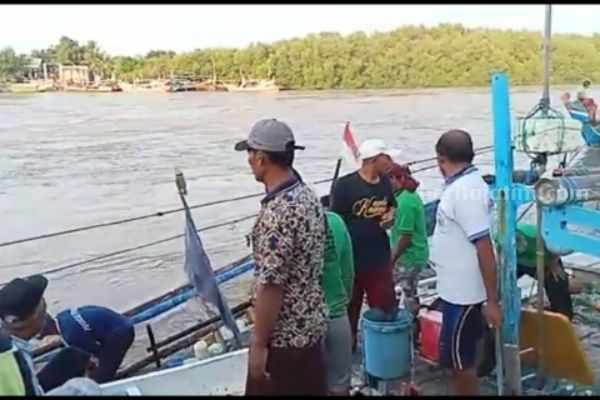 Perahu Nelayan di Lamongan Rusak Dihantam Arus Bengawan Solo kapal nelayan