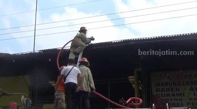 Rumah Makan Dekat Satlantas Jombang Terbakar