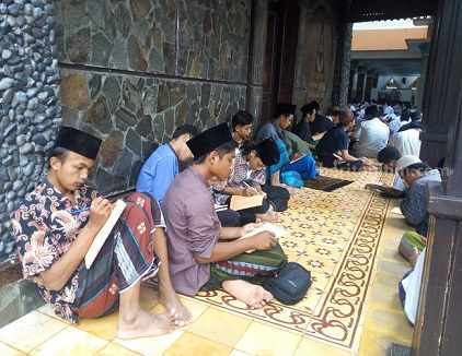 Ramadhan, Ratusan Santri Tebuireng Jombang Ikuti Kajian Kitab Klasik kitab kuning