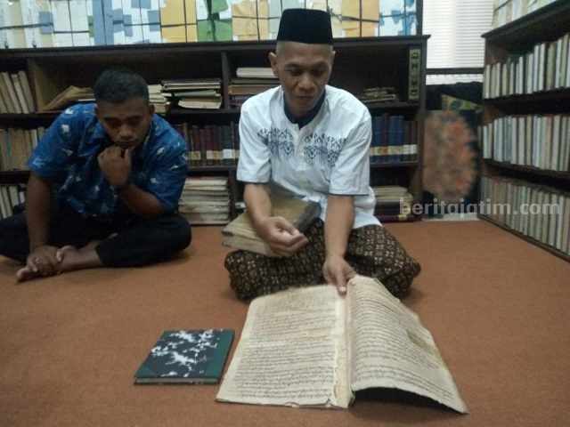 Kitab Tulisan Tangan Mbah Hasyim Masih Tersimpan di Perpus Tebuireng Jombang kitab mbah hasyim
