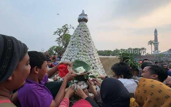 Sambut Ramadhan, Warga Jombang Desak-desakan Berebut Gunungan Kue Apem kue apem
