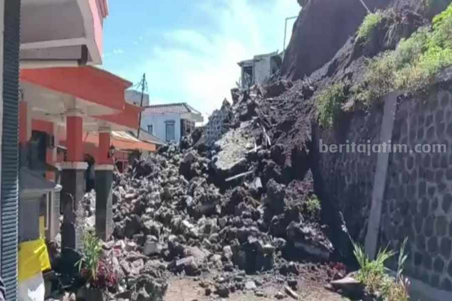 Longsor di Tosari Pasuruan Terjang 4 Teras Rumah Warga Longsor Pasuruan