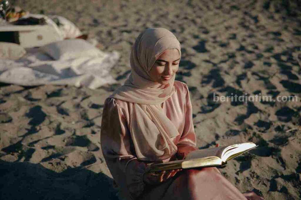Asal Usul Ngabuburit, Kegiatan Menunggu Magrib yang Populer Saat Bulan Ramadhan Ilustrasi seorang yang ngabuburit di pantai sambil membaca Alquran. (Pexels)
